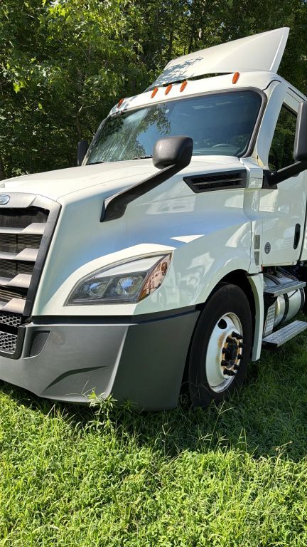 2021 FREIGHTLINER CASCADIA 126 in Fredericksburg, VA