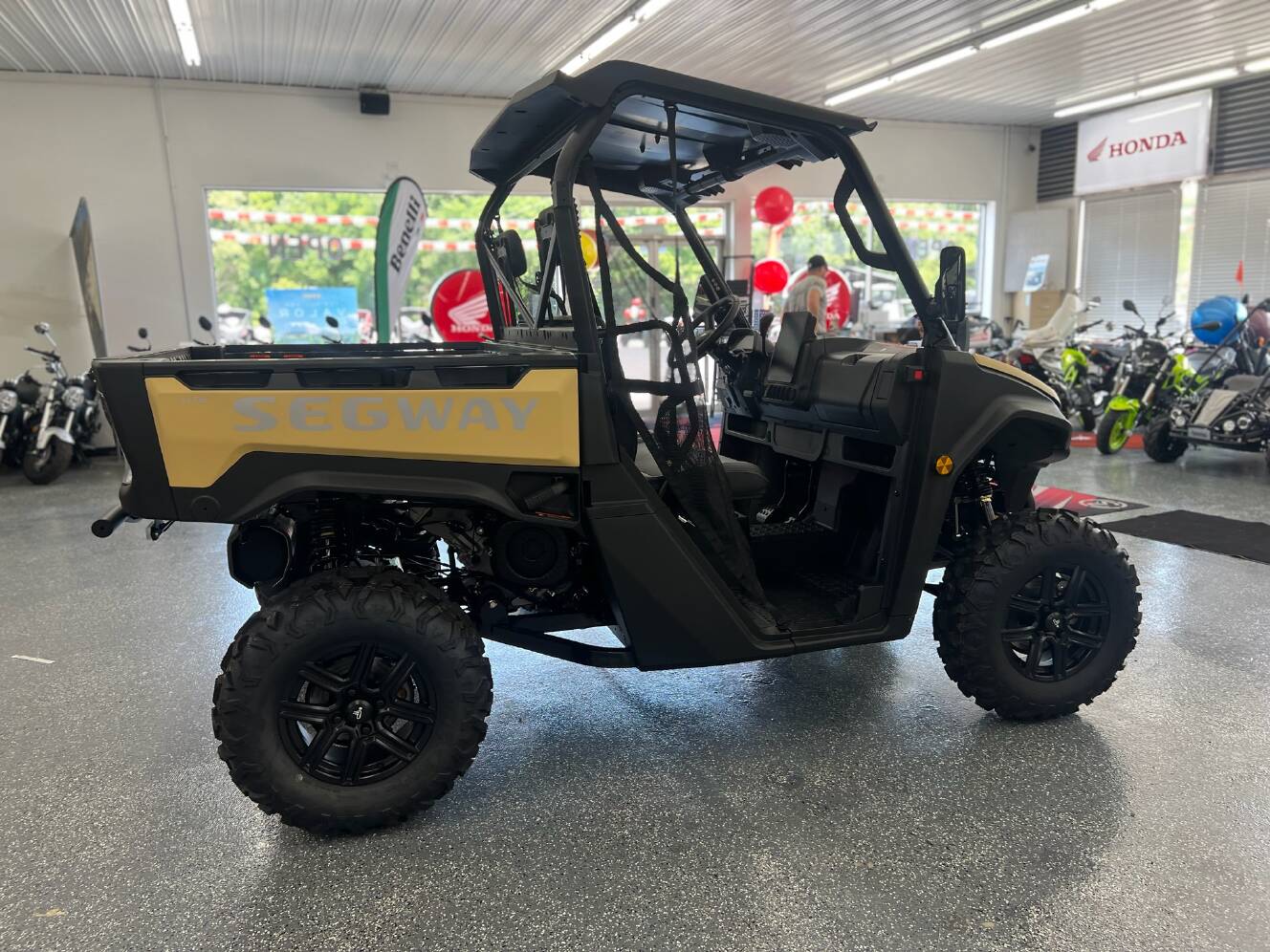 A photo of this 2025 Segway Powersports UT6 P