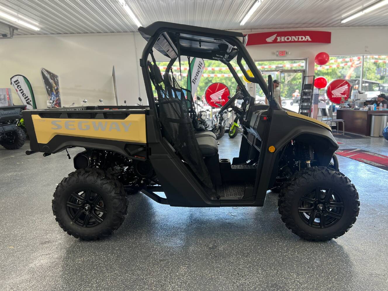 A photo of this 2025 Segway Powersports UT6 P
