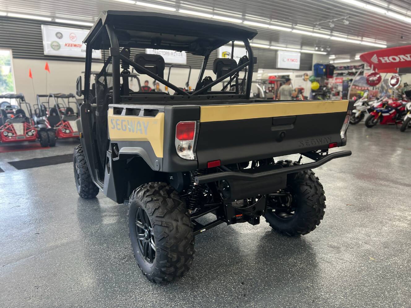 A photo of this 2025 Segway Powersports UT6 P