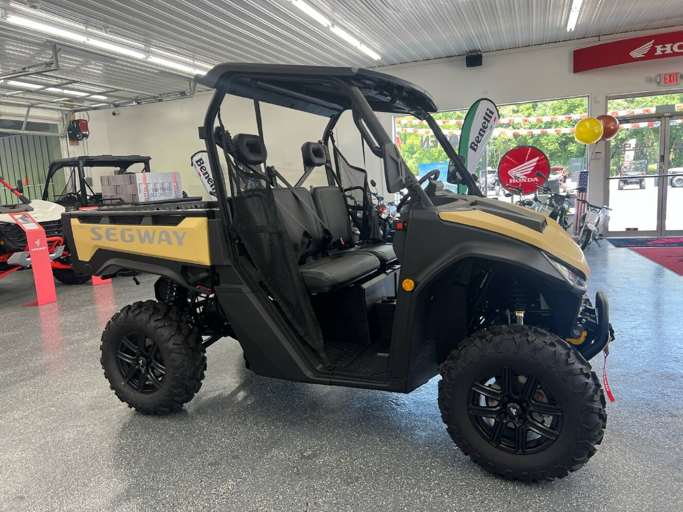A photo of this 2025 Segway Powersports UT6 P