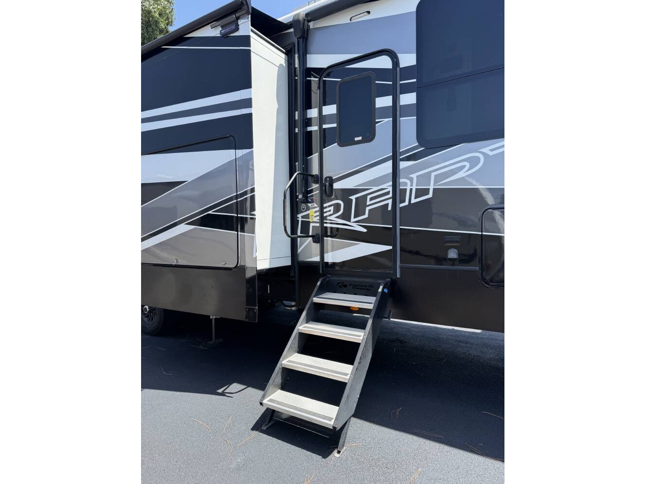 A photo of this 2022 Keystone RAPTOR 423