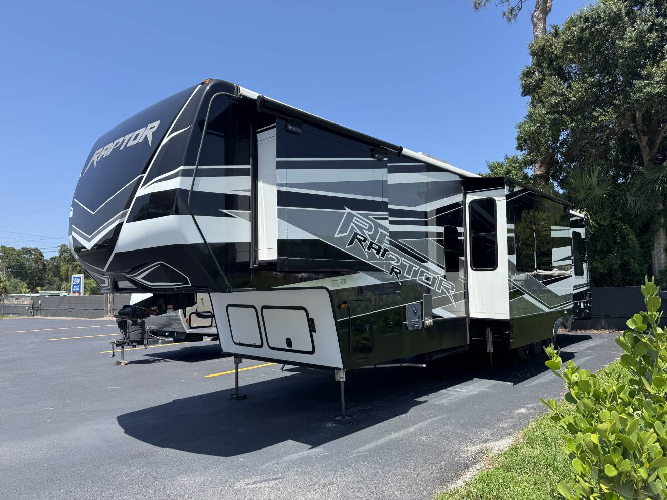 A photo of this 2022 Keystone RAPTOR 423