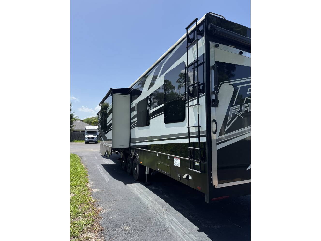 A photo of this 2022 Keystone RAPTOR 423