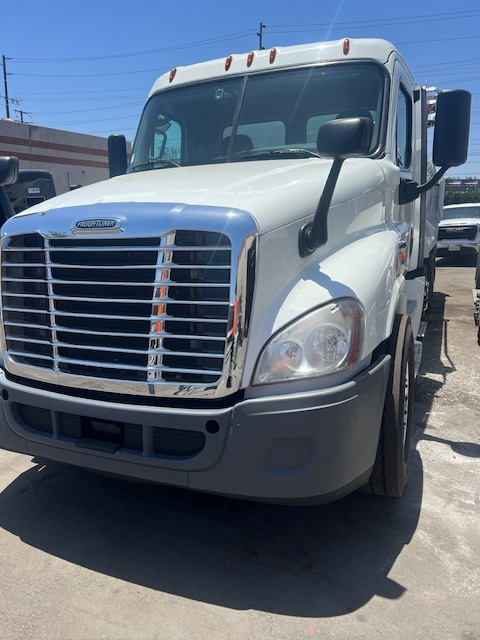 2020 FREIGHTLINER CASCADIA 125 in Lakewood, CA