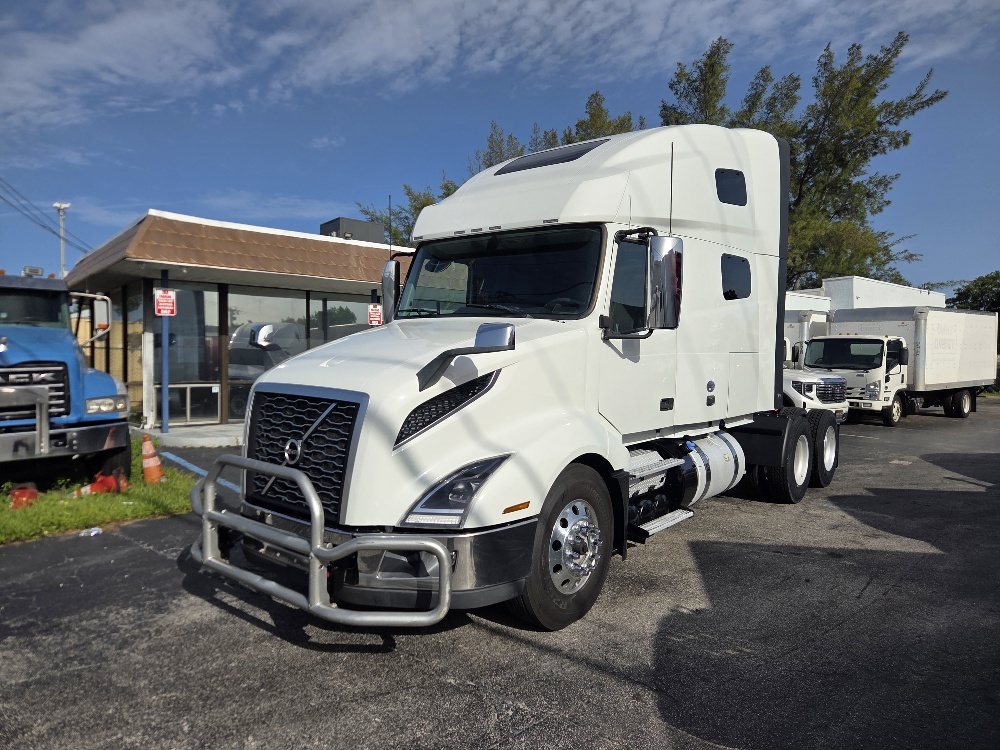 2022 VOLVO VNL64T760 in Fort Lauderdale, FL