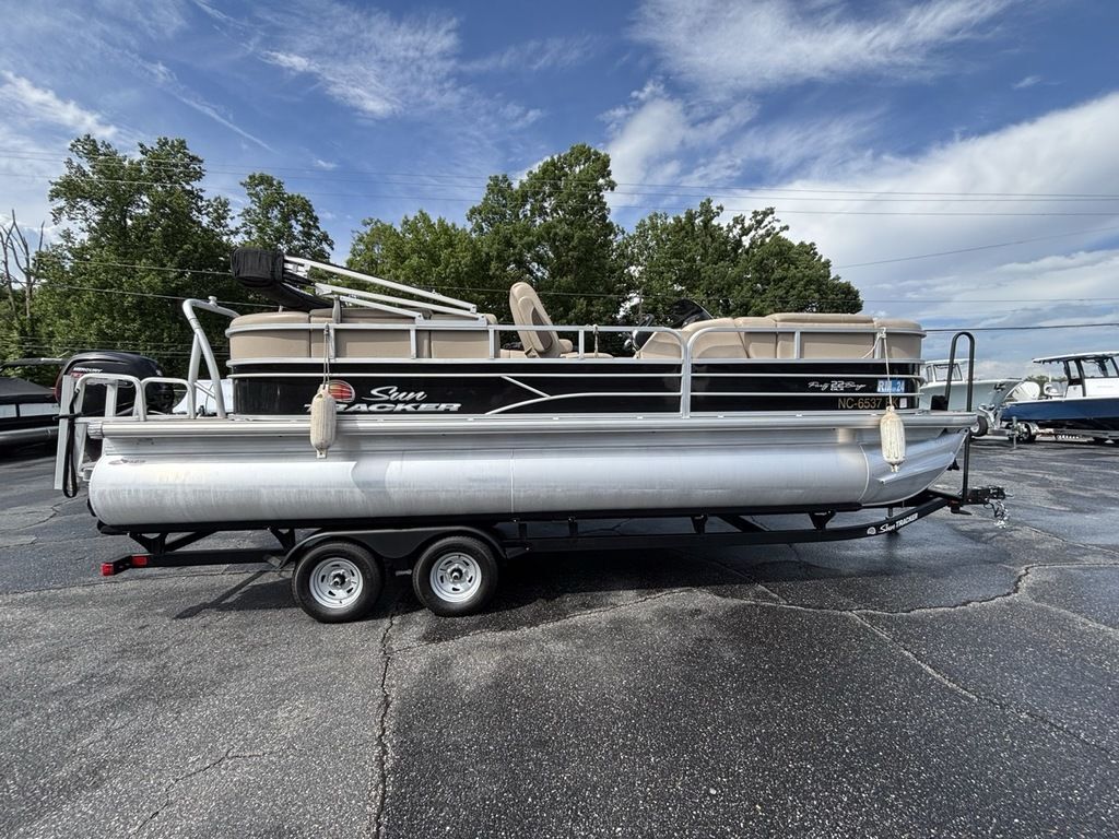 2019 Sun Tracker PARTY BARGE® 22 RF DLX in mooresville NC