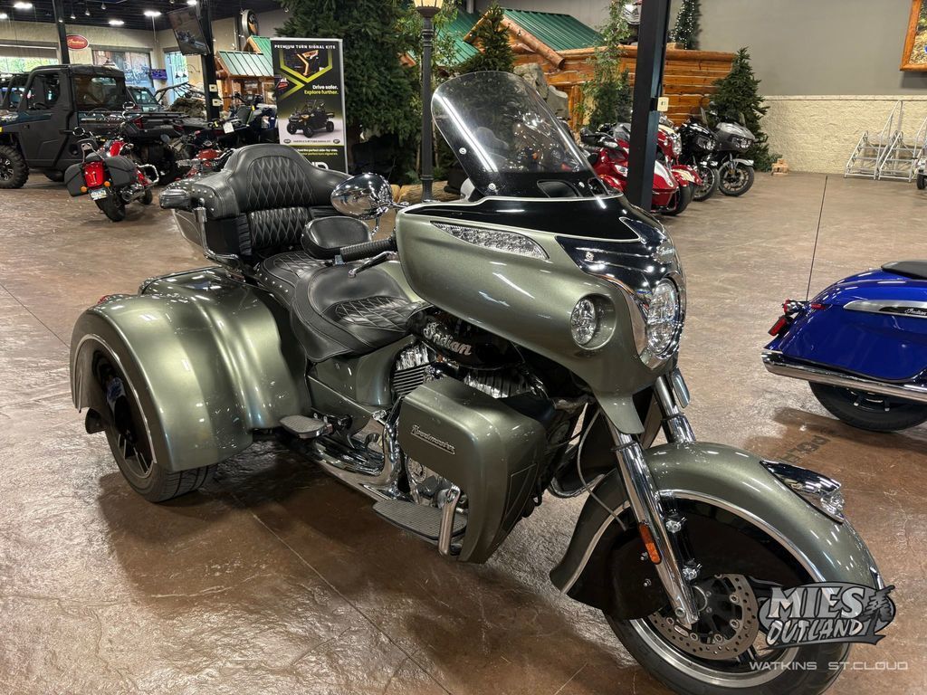 2021 Indian Motorcycle® Roadmaster® Alumina Jade/Thunder Black BASE in Watkins, MN