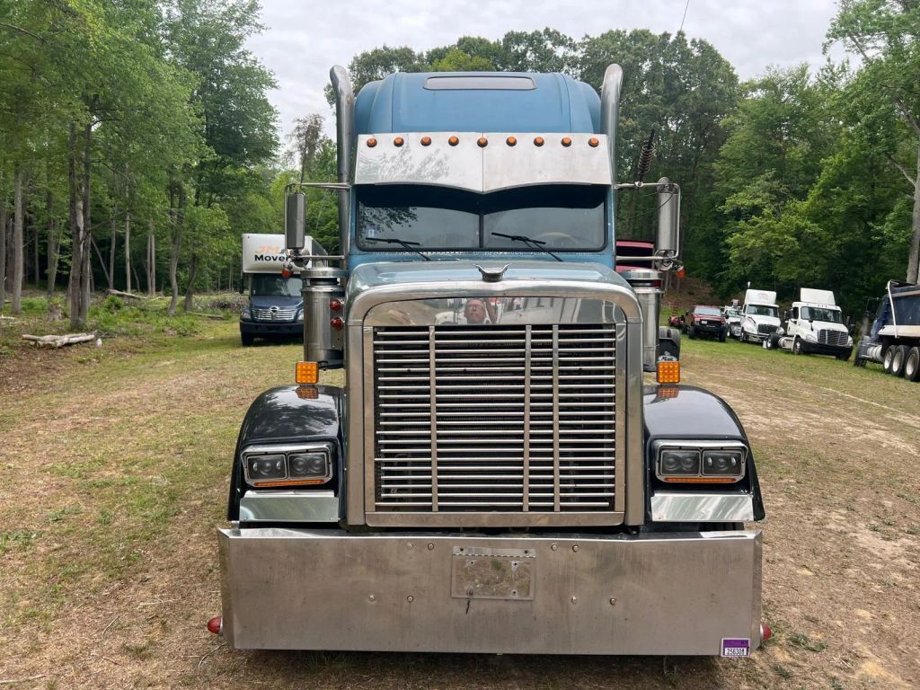 2000 FREIGHTLINER COLUMBIA in Fredericksburg, VA