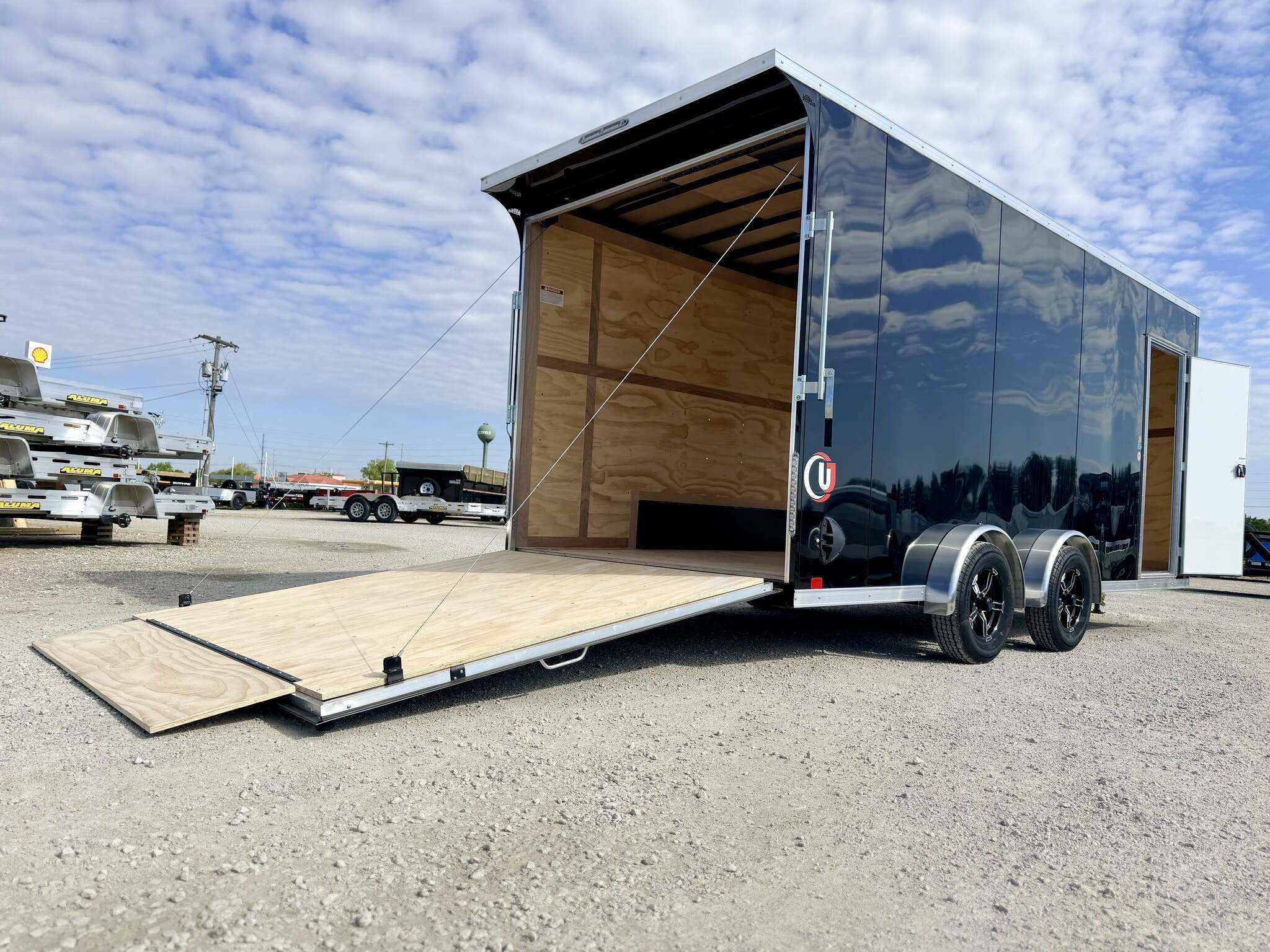 2026 United Trailers UJ 7.5 X 18 ENCLOSED - 25 YEAR WARRANTY ON FLOOR in Goodfield, IL
