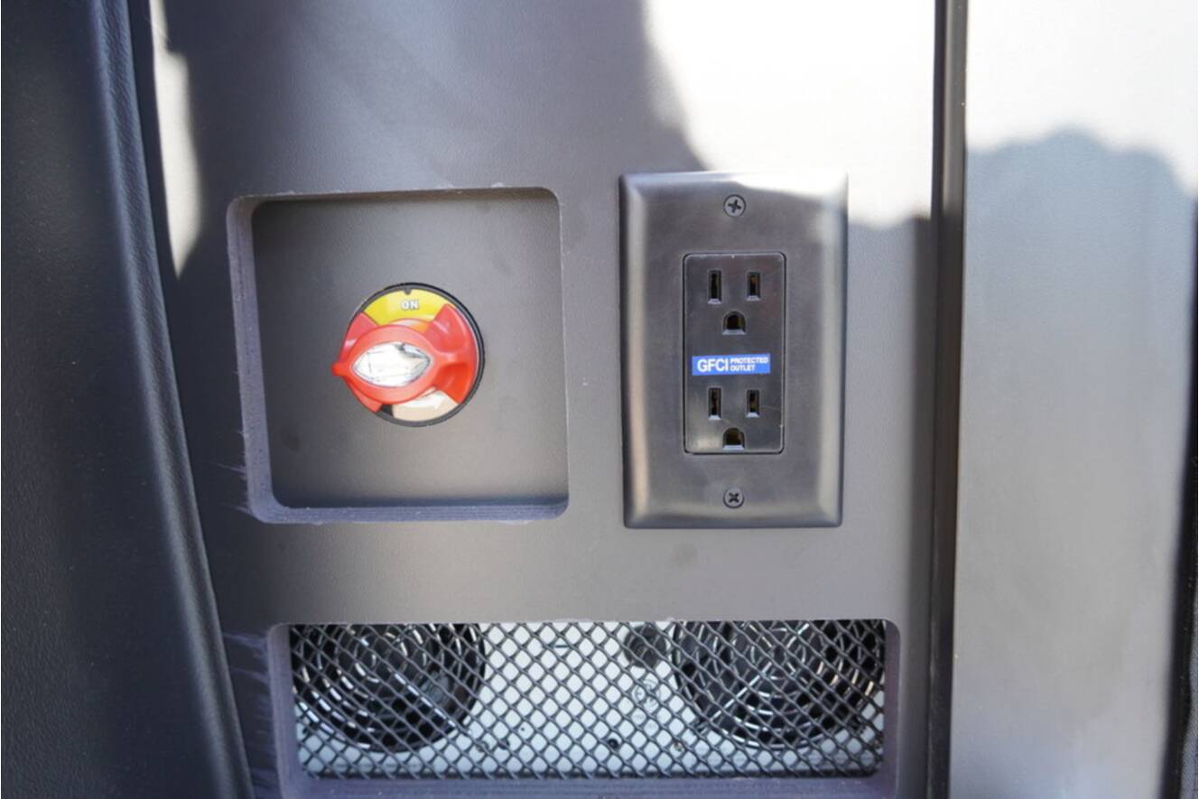 A photo of this 2026 Airstream Rangeline Pop Top