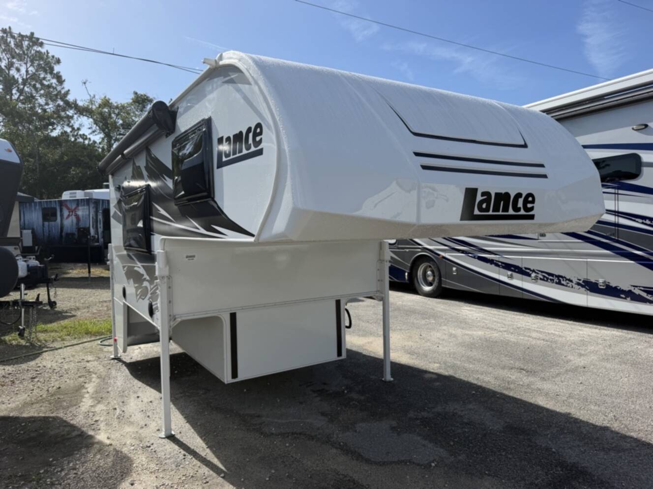 A photo of this 2027 Lance LANCE 825