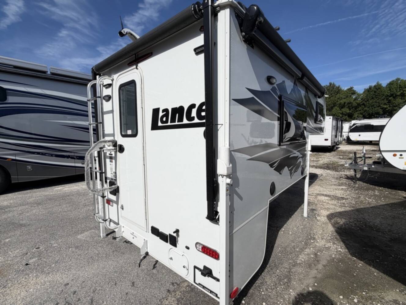 A photo of this 2027 Lance LANCE 825