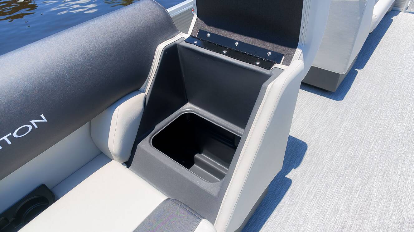 A photo of this 2027 Bennington 18 S CRUISE