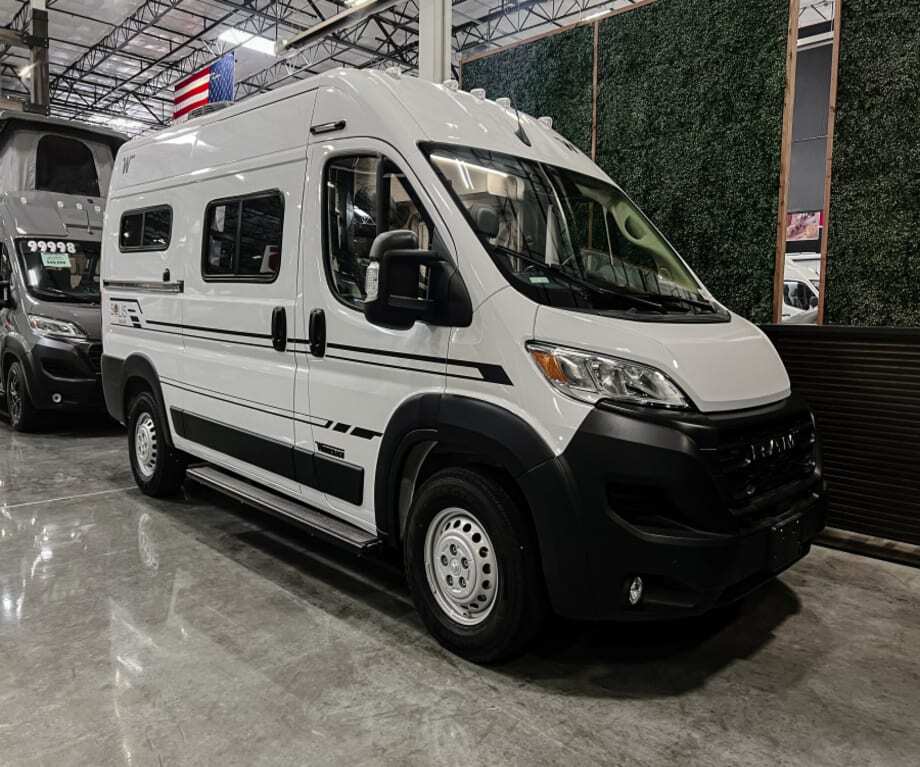 2027 Winnebago SOLIS POCKET BUT36A in west sacramento CA