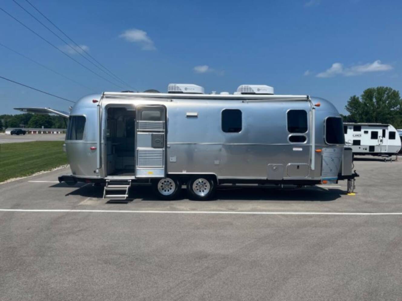 A photo of this 2027 Airstream International 25FB Twin