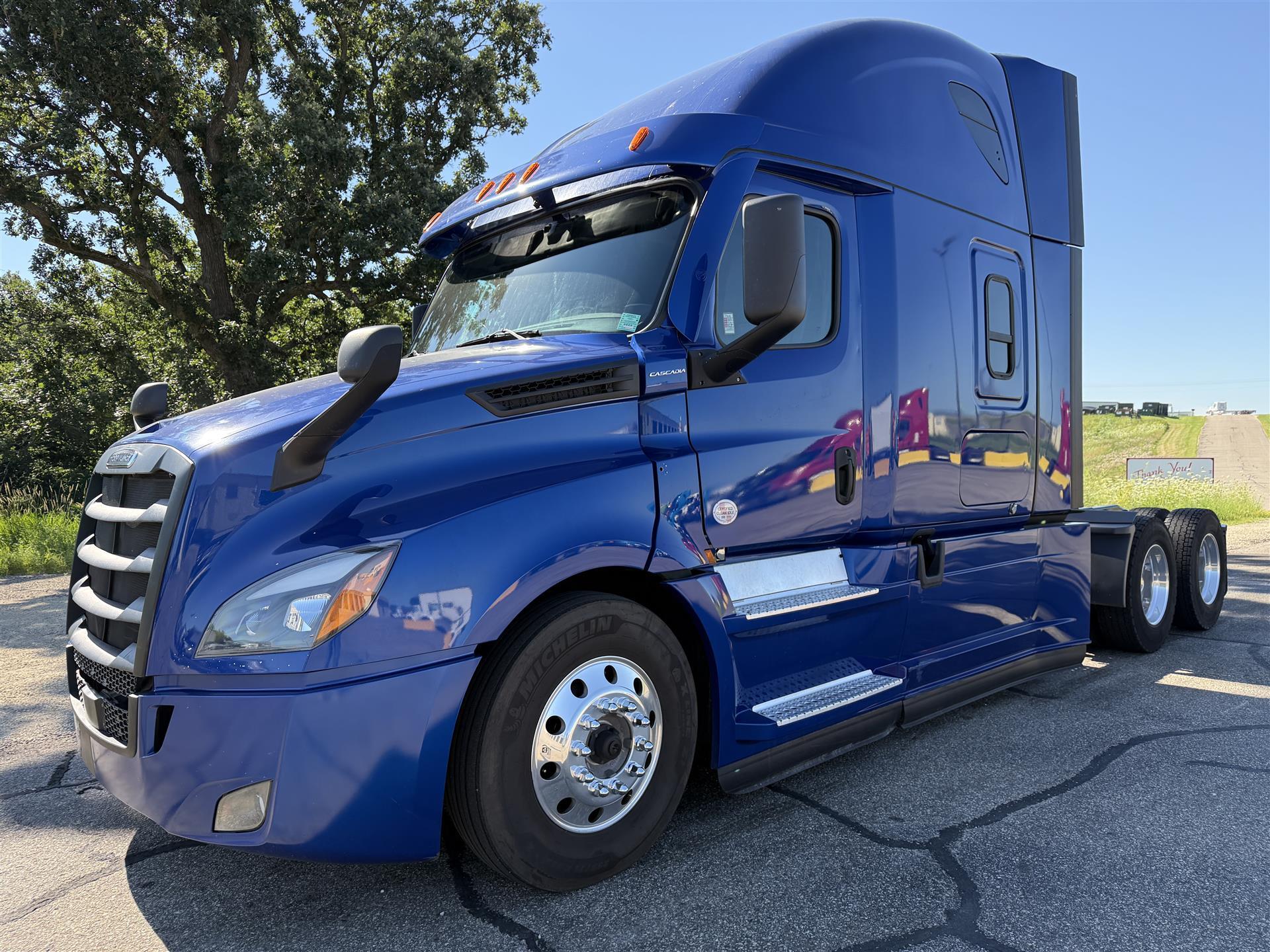 2022 FREIGHTLINER CASCADIA 126 in Rochester, MN