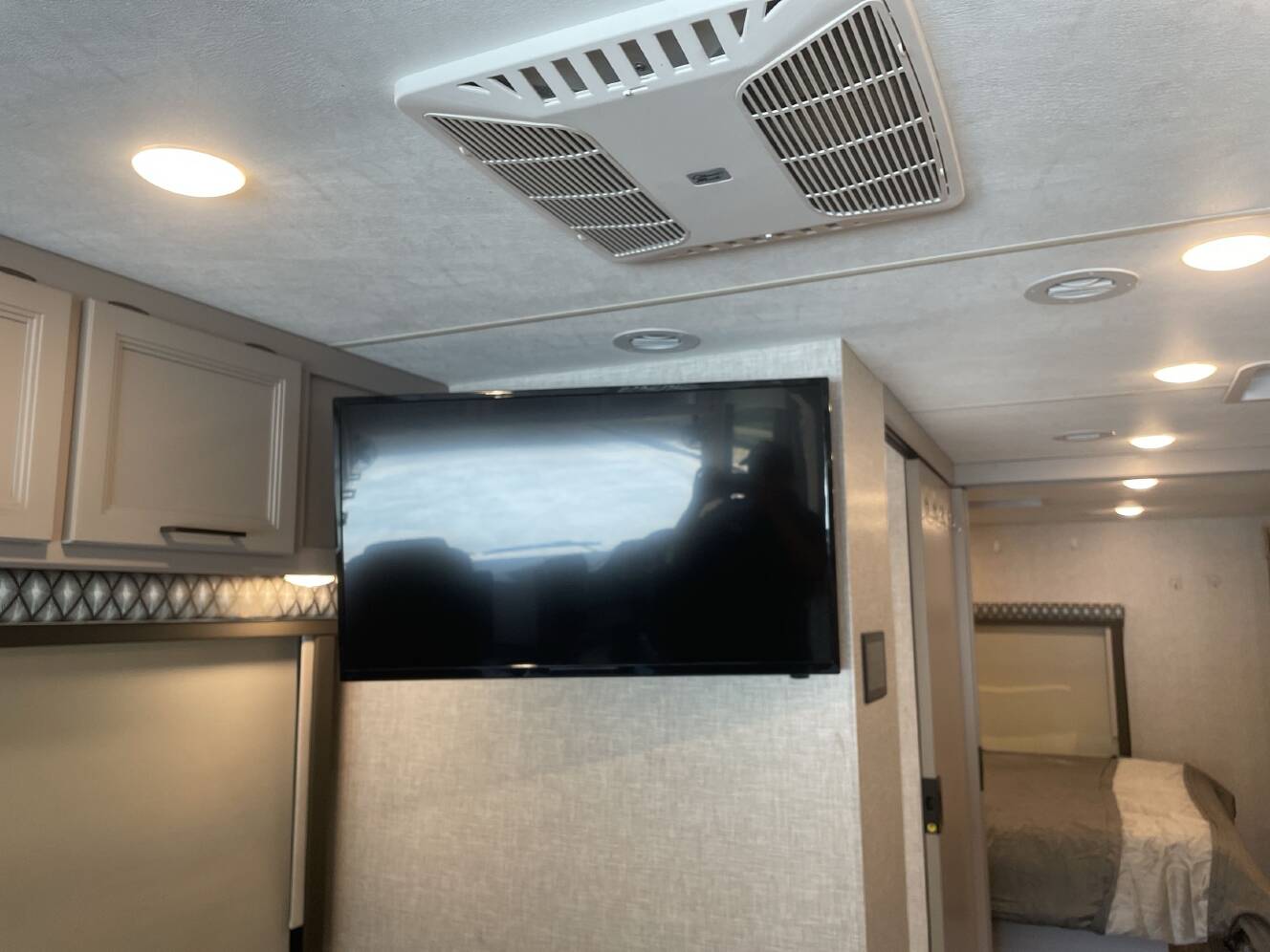 A photo of this 2022 Thor HURRICANE 29M