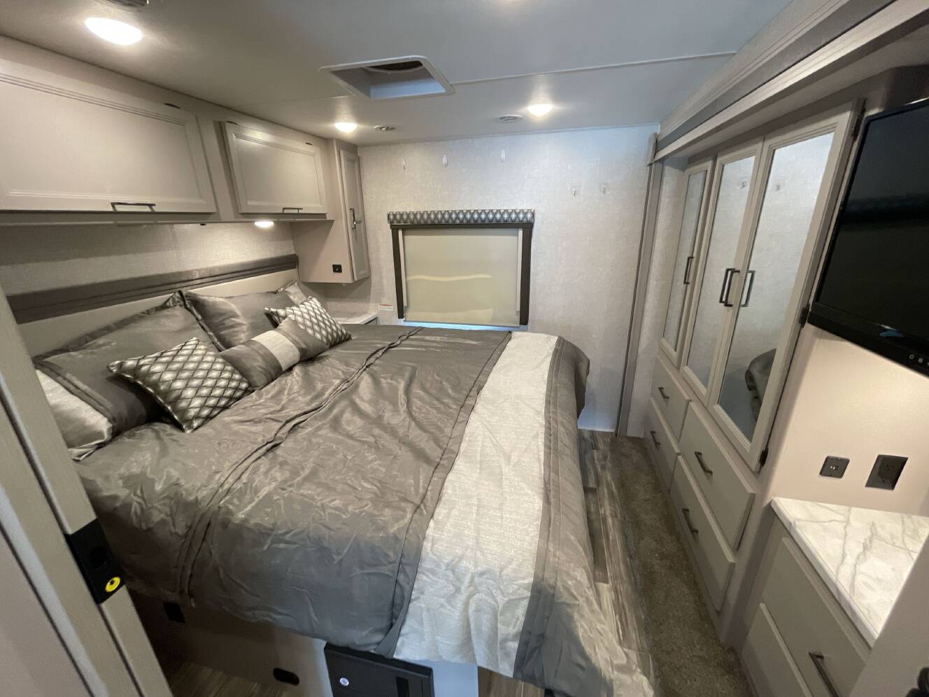 A photo of this 2022 Thor HURRICANE 29M