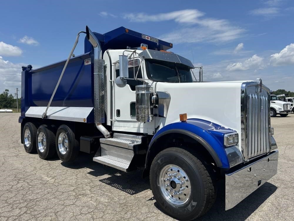 2021 KENWORTH W900 in Chatham, VA