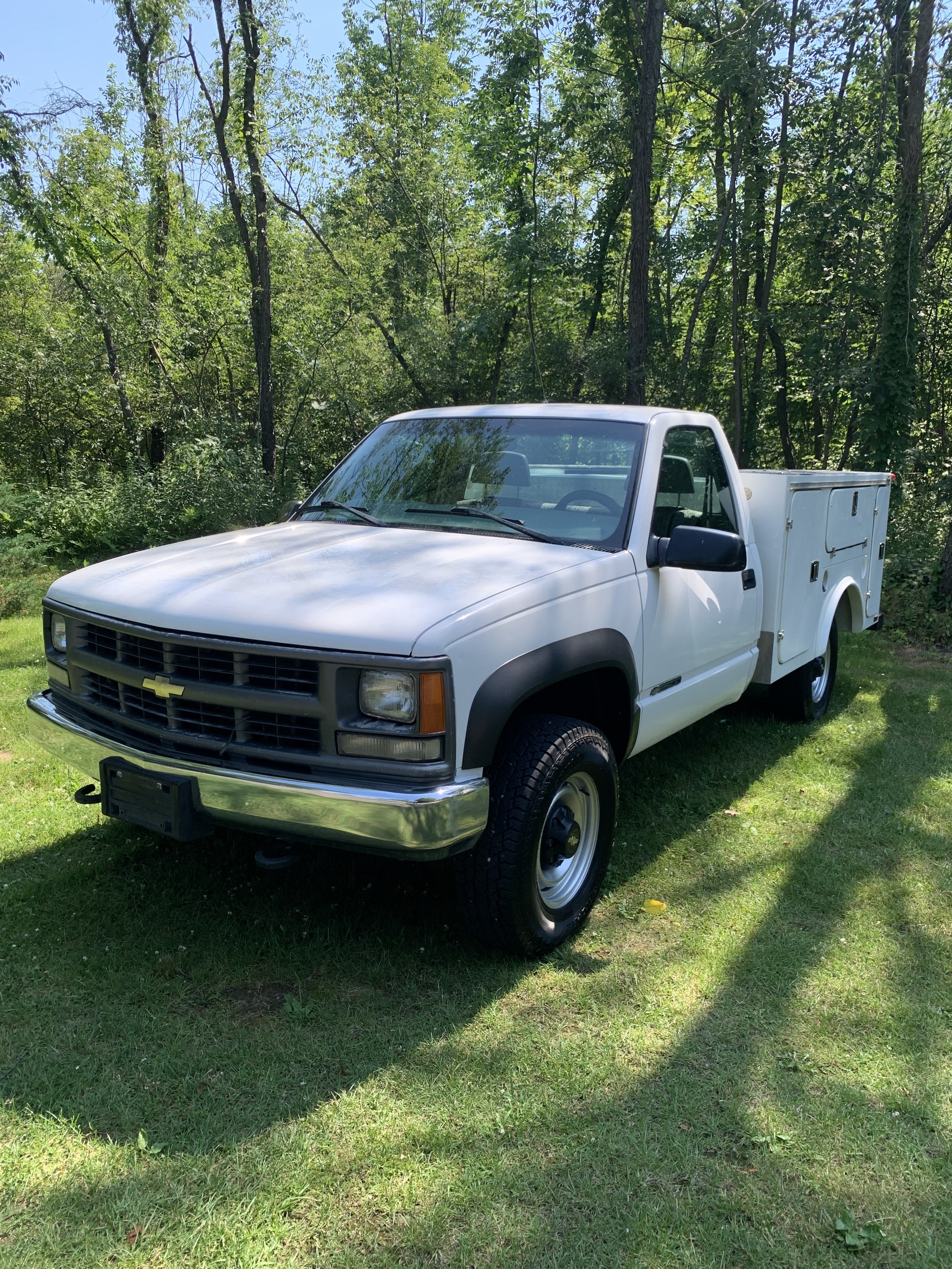 2000 CHEVROLET K2500 BASE in Flint, MI