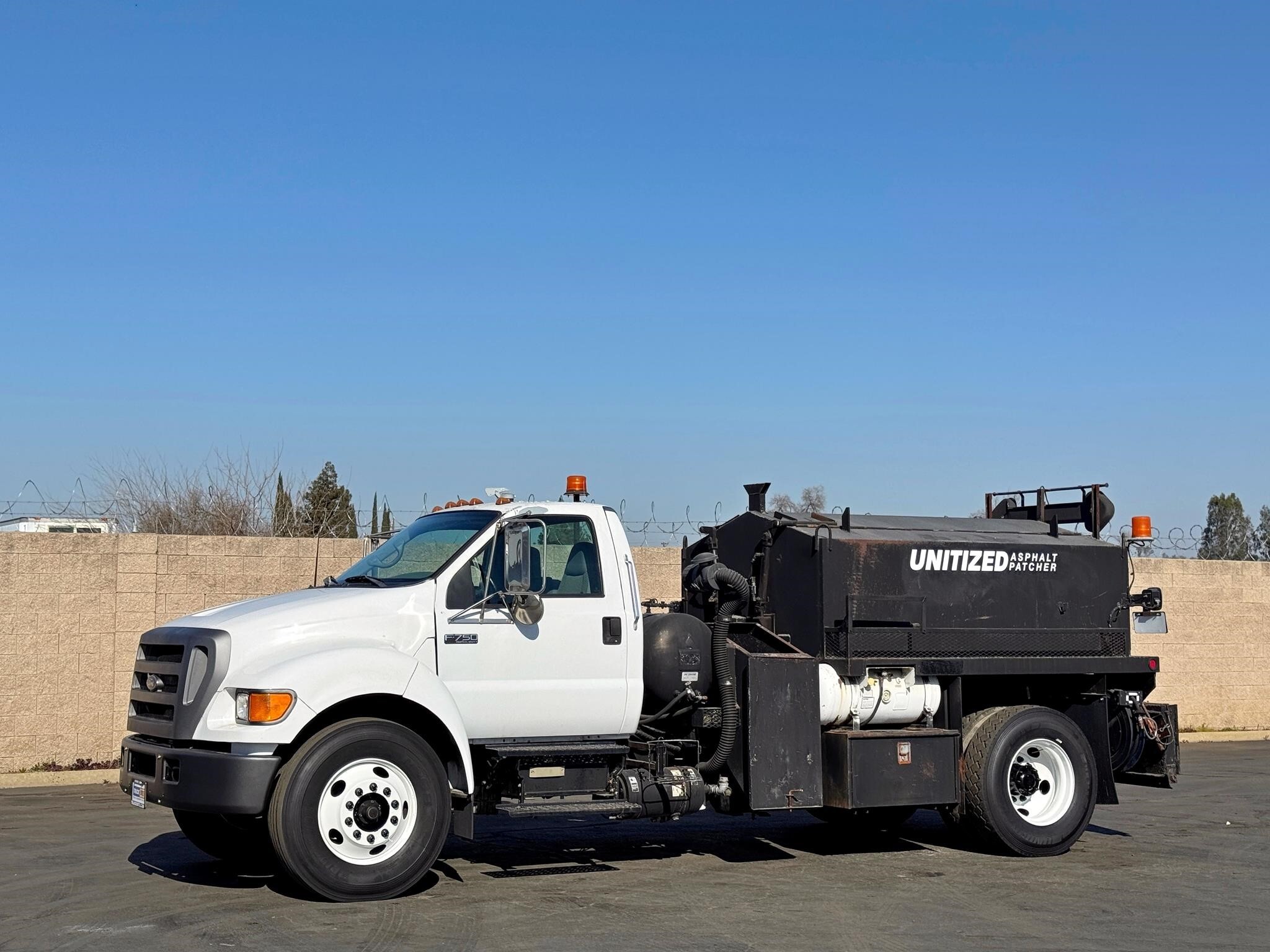 2004 FORD F750 SD in Sacramento, CA