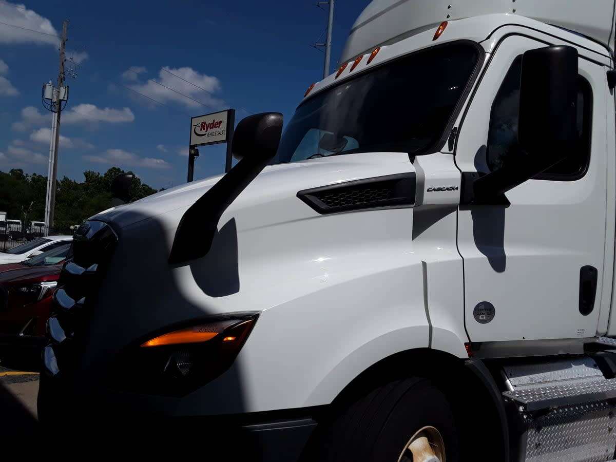 2020 FREIGHTLINER CASCADIA 116 in Kansas City, MO