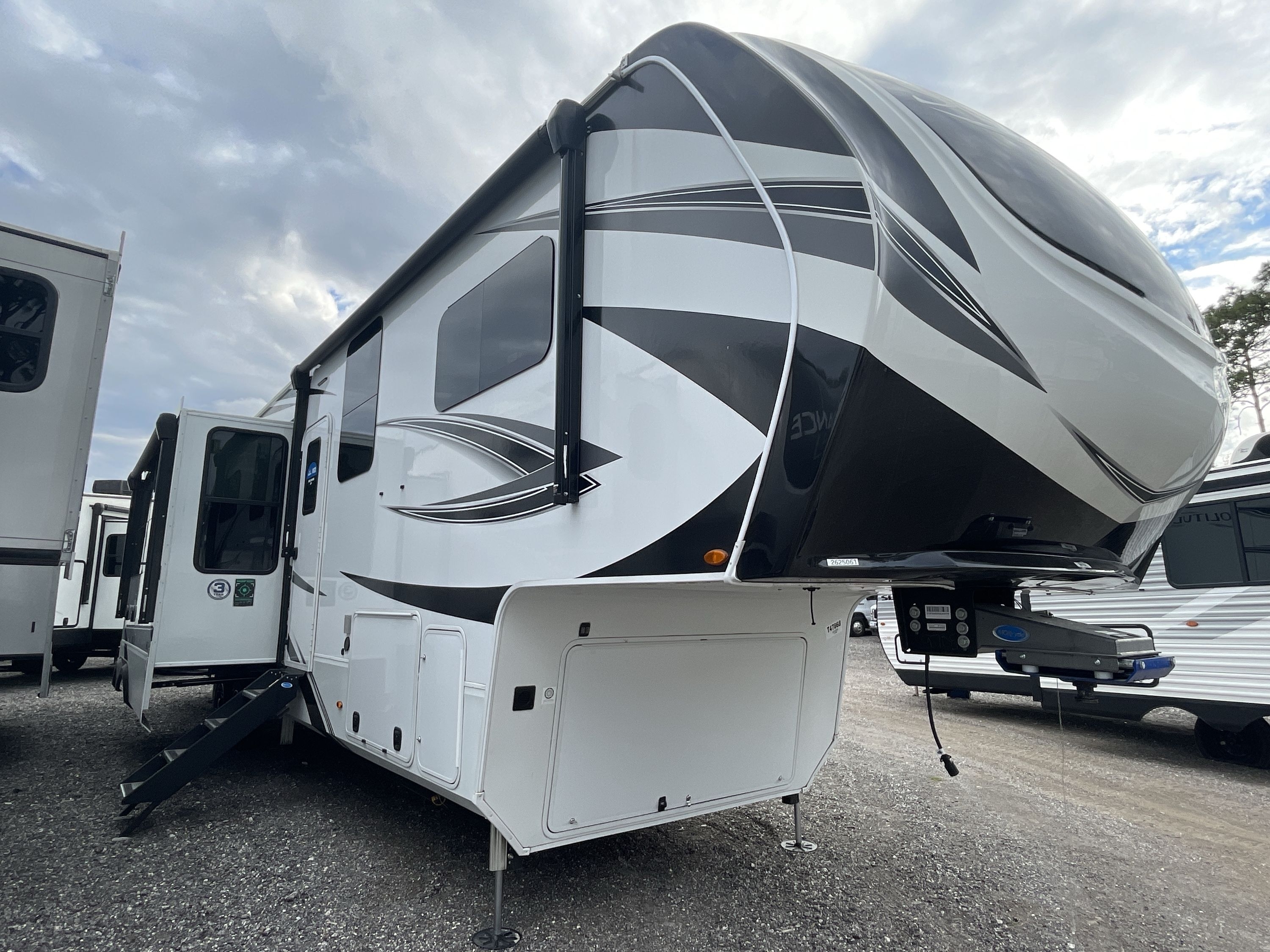 2025 Grand Design SOLITUDE 391DL in brooksville FL