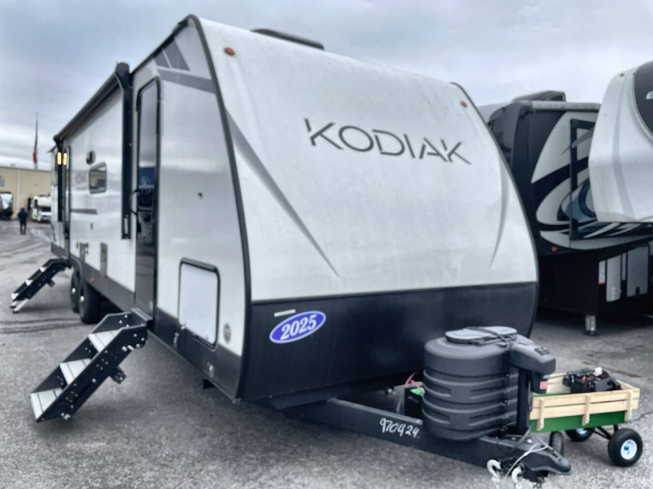 A photo of this 2025 Dutchmen KODIAK 332BHSL