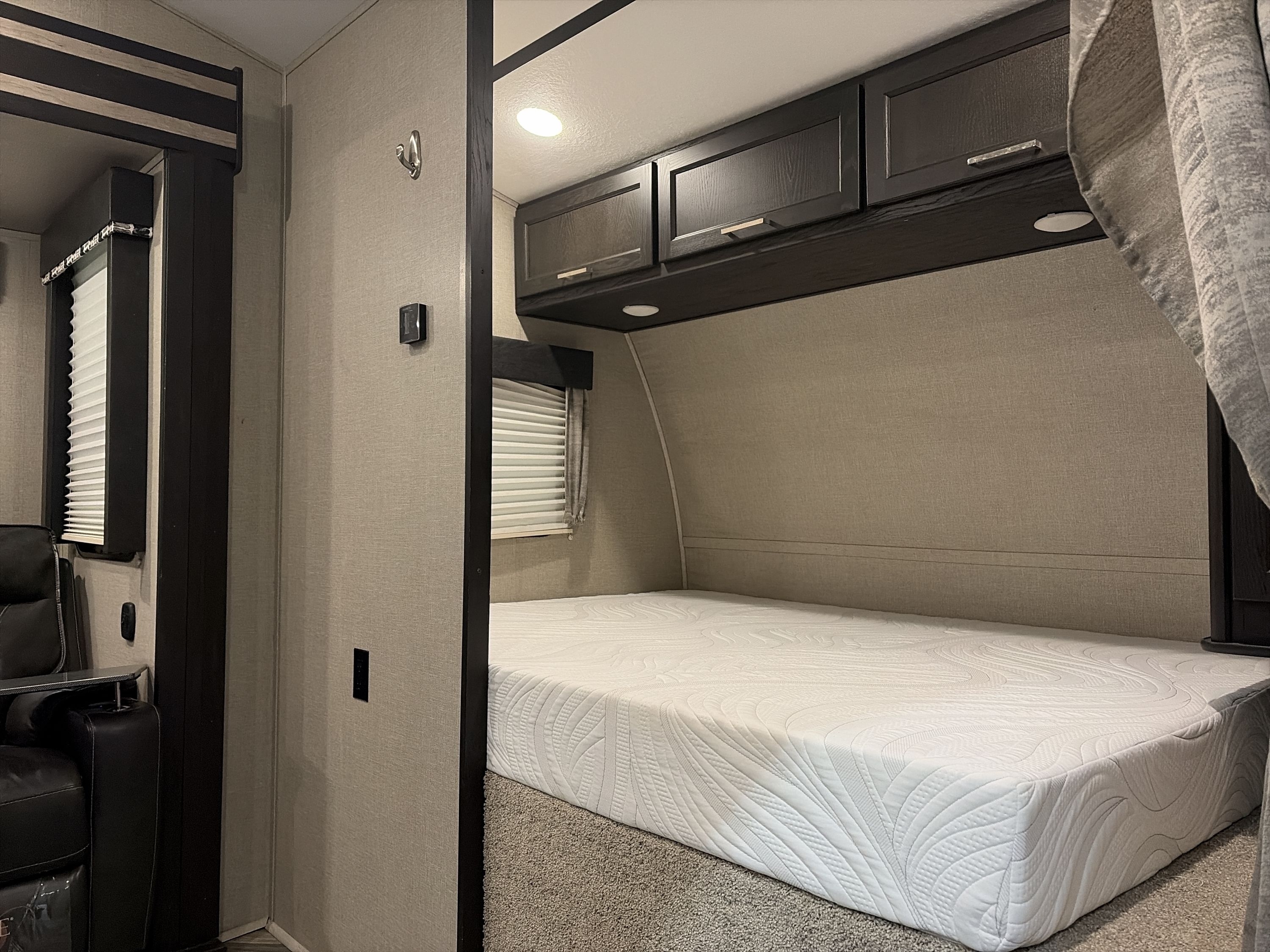 2018 Keystone IMPACT VAPOR LITE 28V Travel Trailer Toy Hauler RV