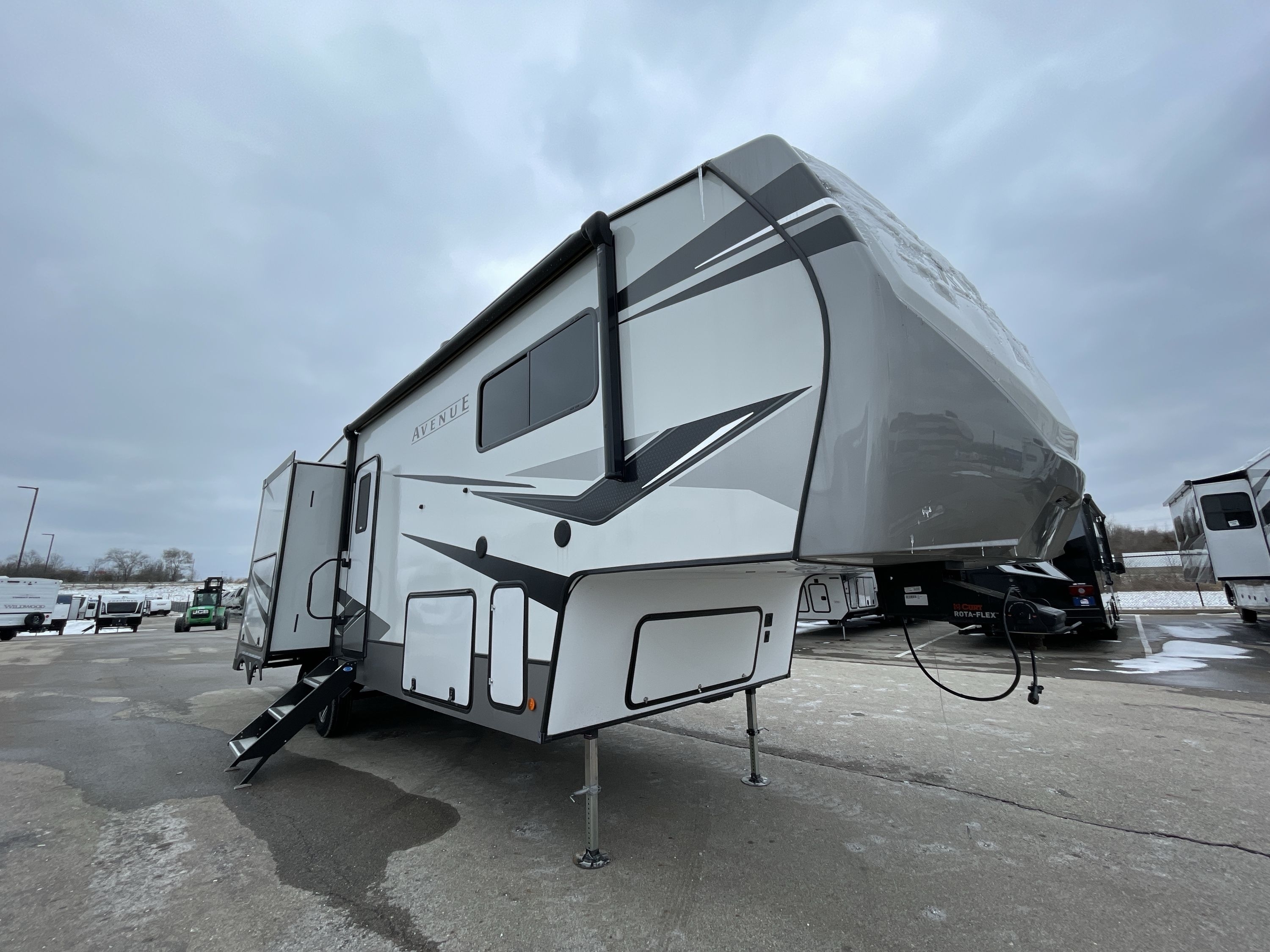 2023 Alliance AVENUE 33RKS RV