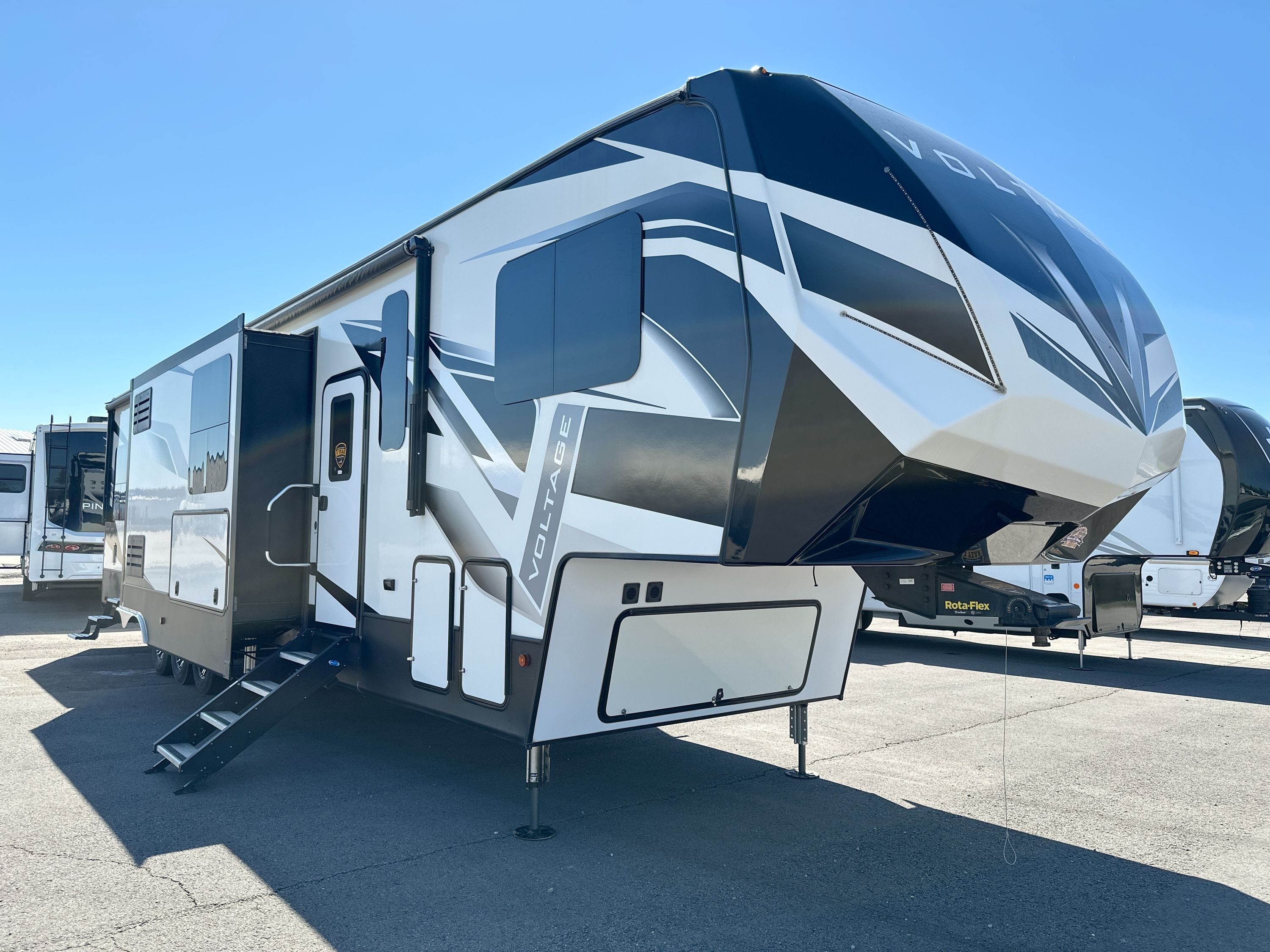 2020 Dutchmen VOLTAGE 4185 Fifth Wheel Toy Hauler RV