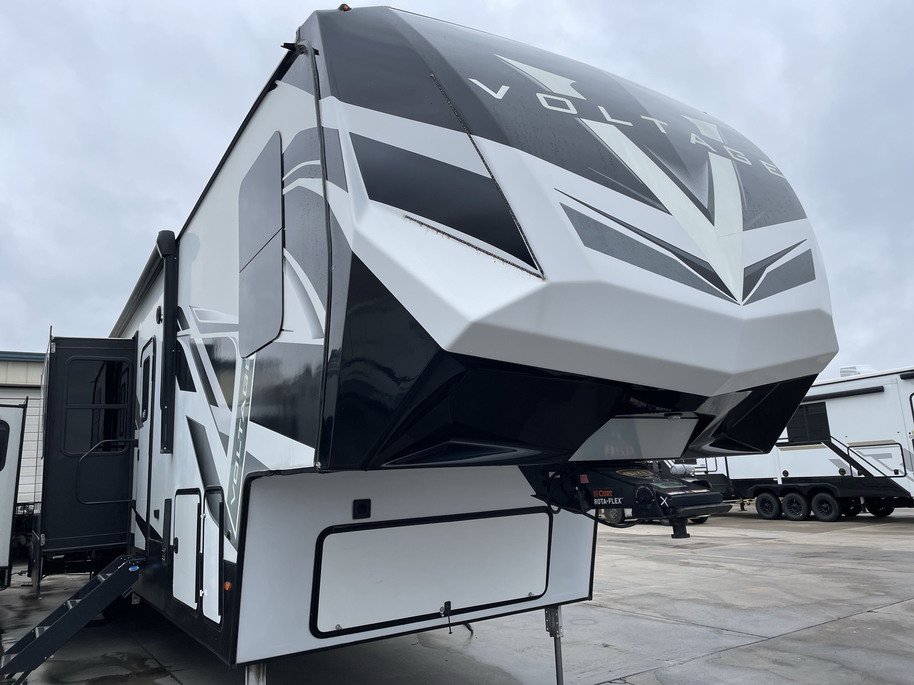 2022 Dutchmen VOLTAGE 4225 Fifth Wheel Toy Hauler RV