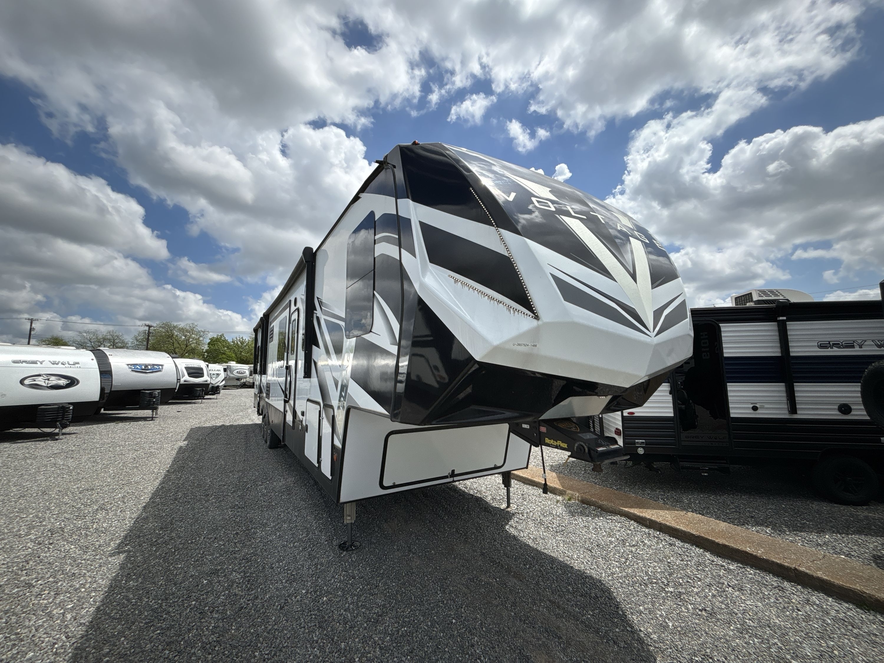 2021 Dutchmen VOLTAGE 4245 Fifth Wheel Toy Hauler RV
