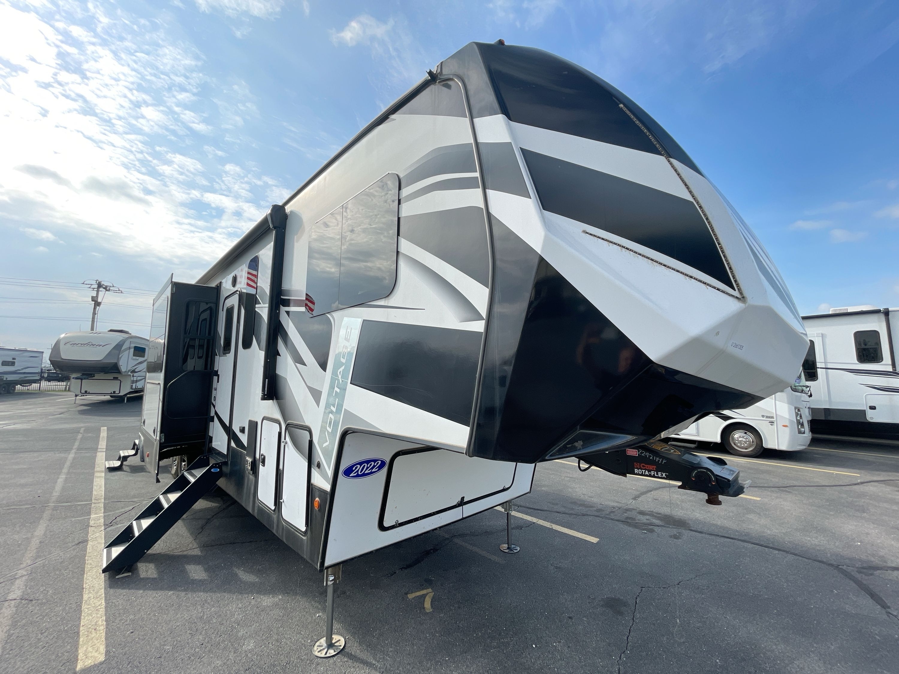 2022 Dutchmen VOLTAGE 3635 Fifth Wheel Toy Hauler RV