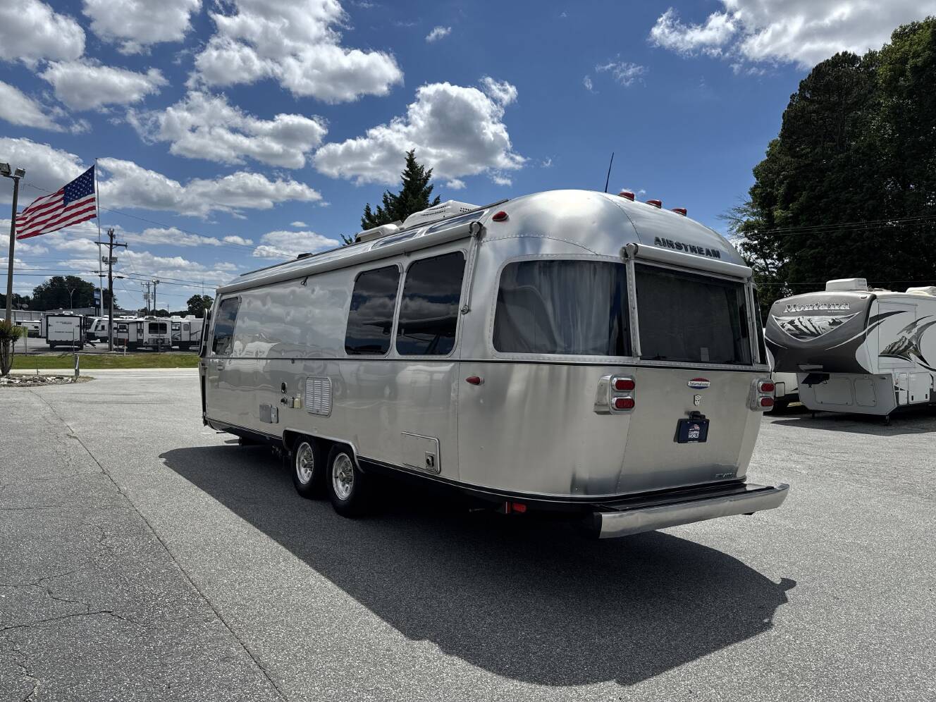 A photo of this 2017 Airstream INTERNATIONAL SERENITY 27FB