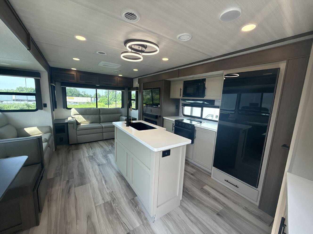 A photo of this 2027 Keystone COUGAR 29RLP
