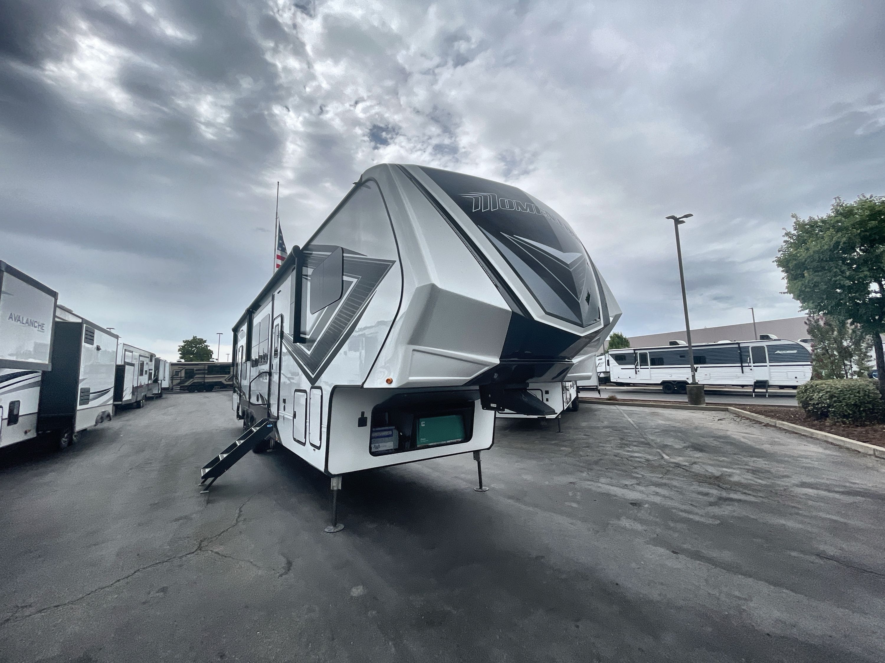 2022 Grand Design MOMENTUM M CLASS 381MS in roseville CA