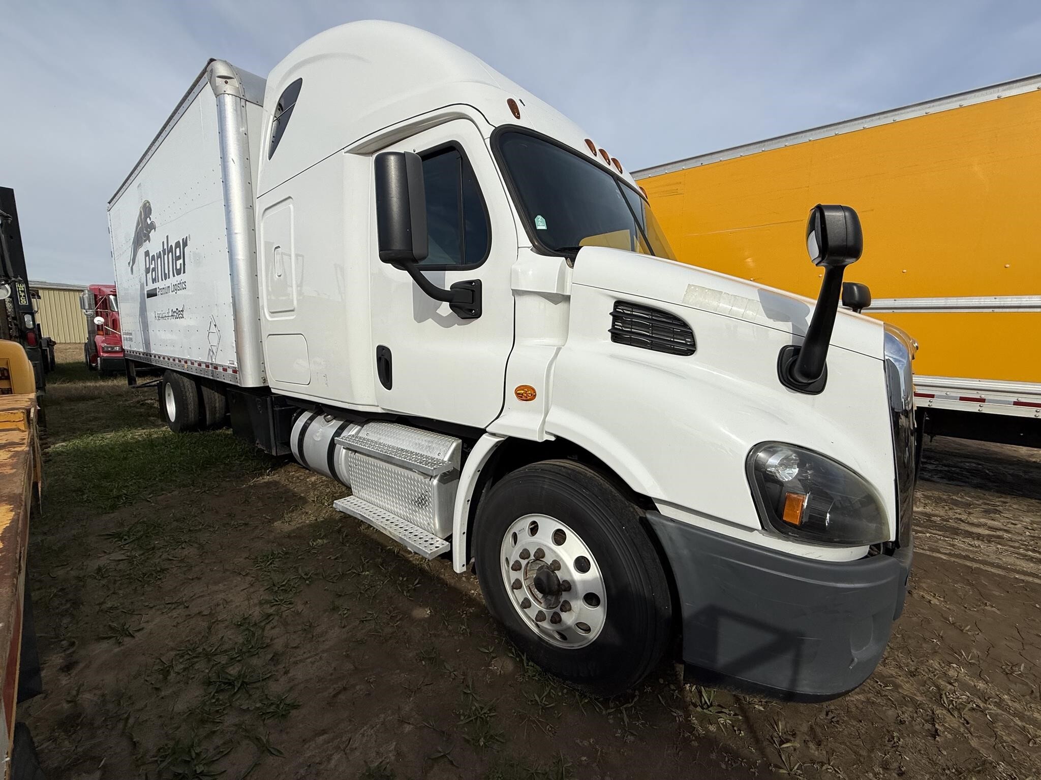2015 FREIGHTLINER CASCADIA 113 in Covington, TN