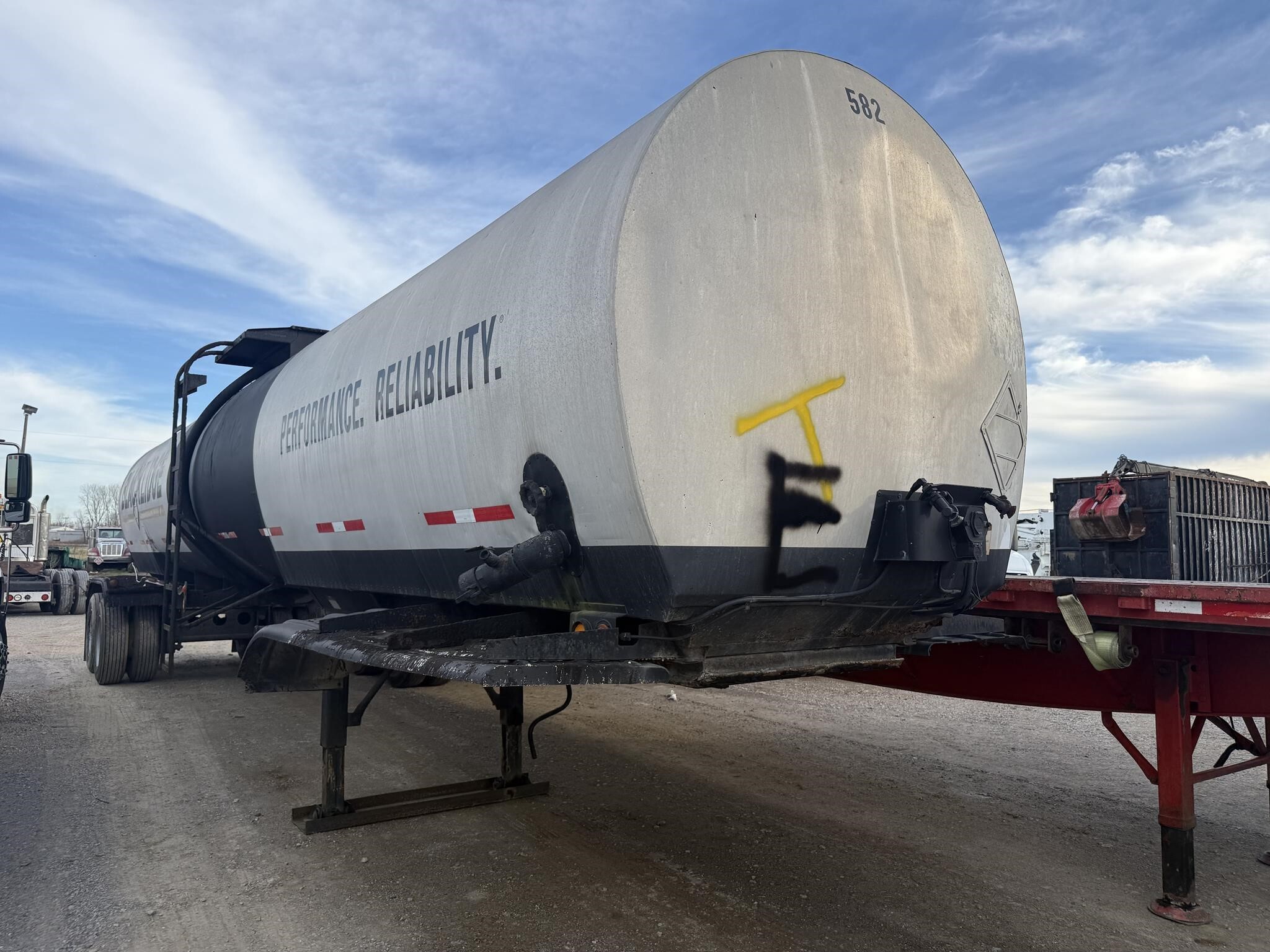 1981 FRUEHAUF 7000GAL in Covington, TN