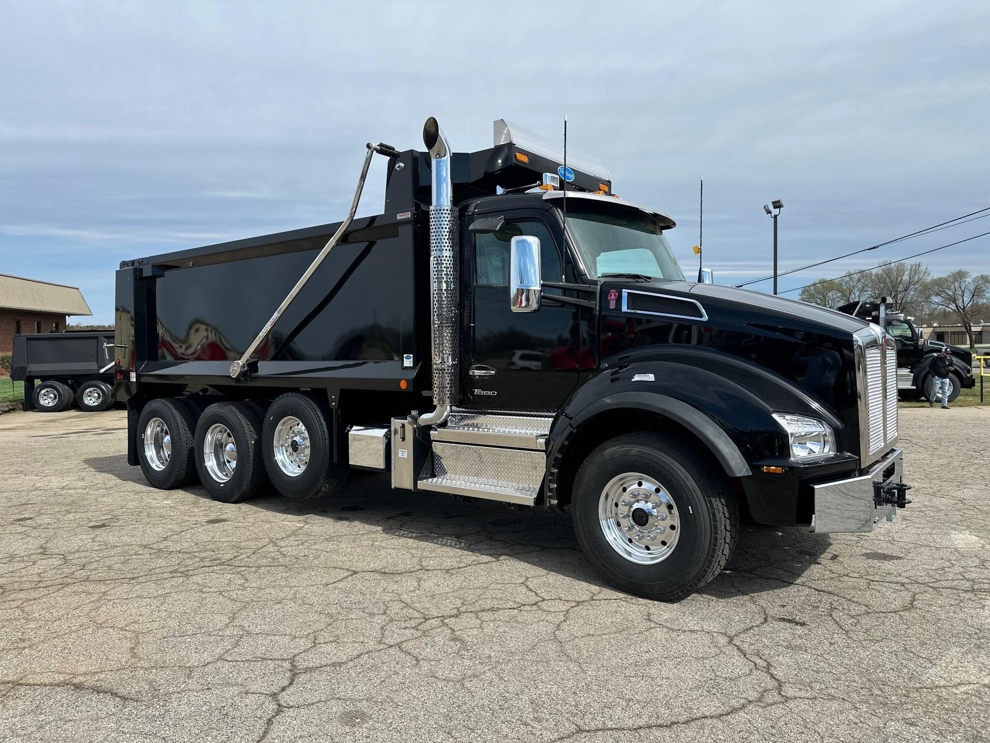2027 KENWORTH T880 in Chatham, VA