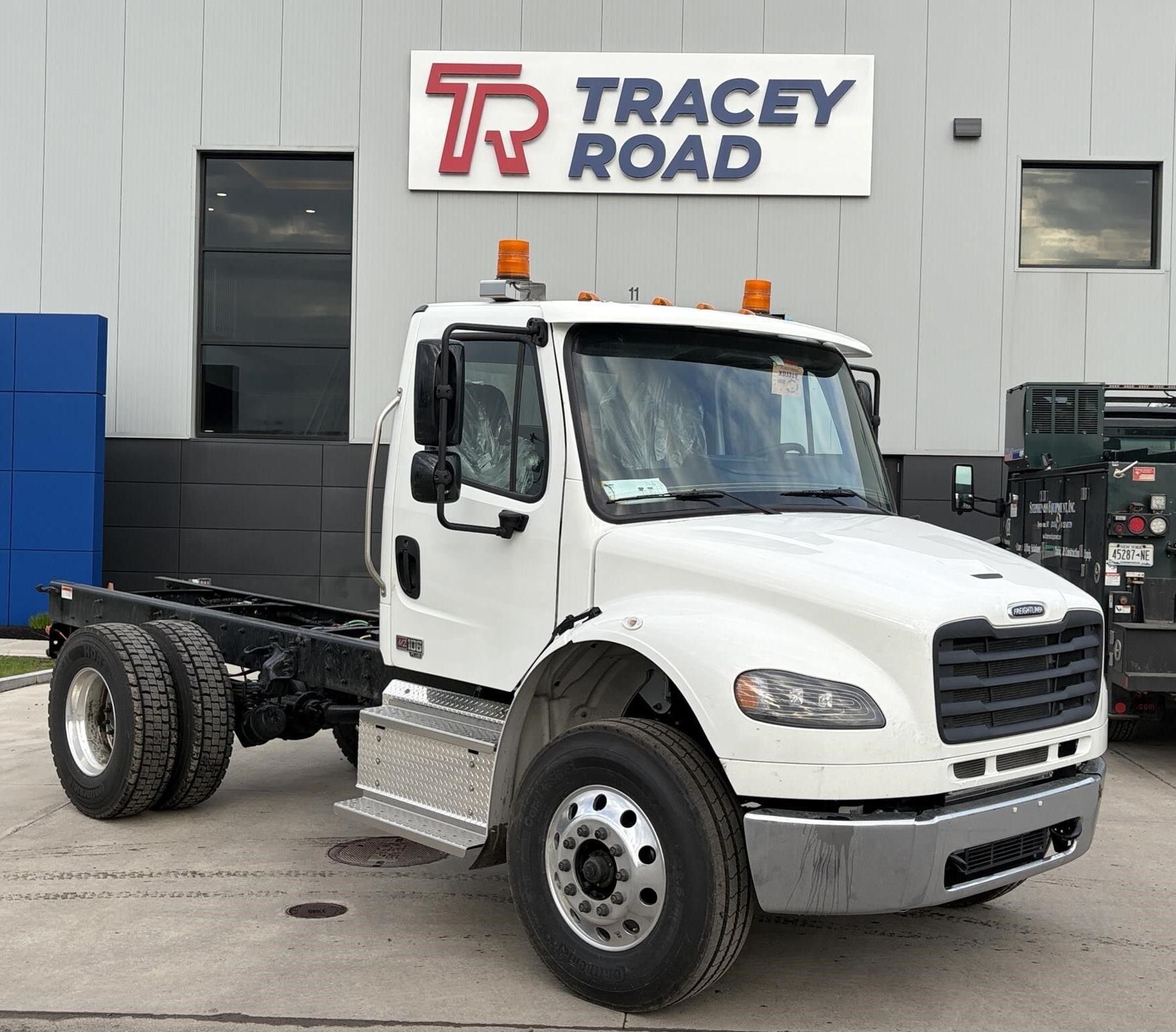 2027 FREIGHTLINER BUSINESS CLASS M2 106 in East Syracuse, NY
