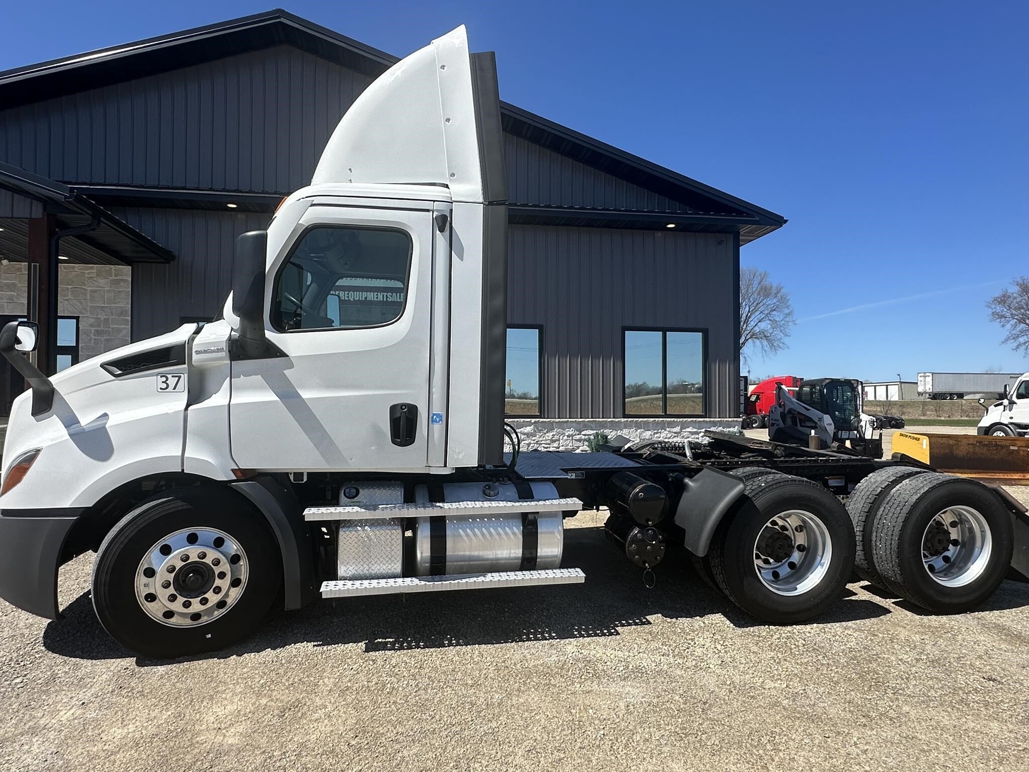 2020 FREIGHTLINER CASCADIA 126 in Little Suamico, WI