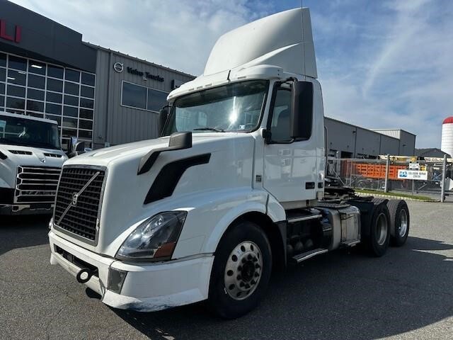 2015 VOLVO VNL64T300 in Bloomsbury, NJ