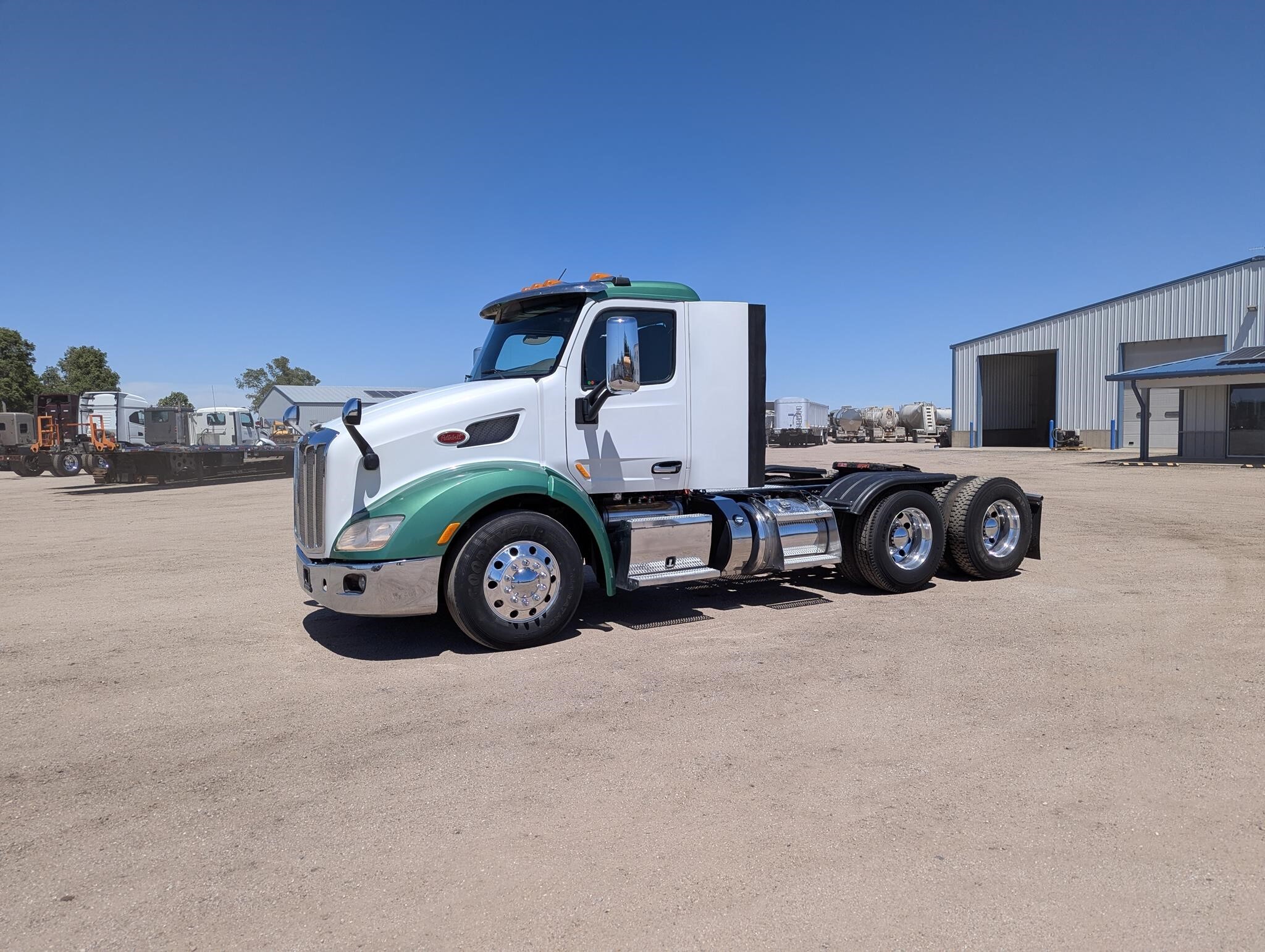 2016 PETERBILT 579 in Sawyer, KS