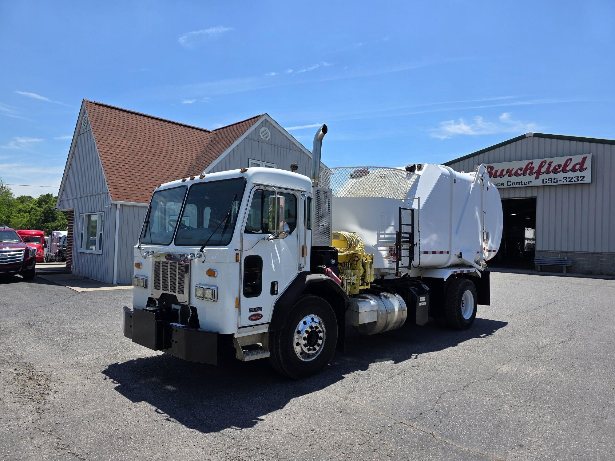 2017 PETERBILT 320 in Duncansville, PA