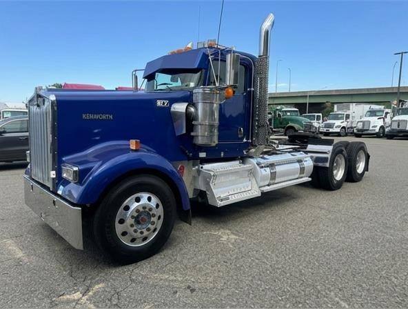 2023 KENWORTH W900L in Jamaica, NY
