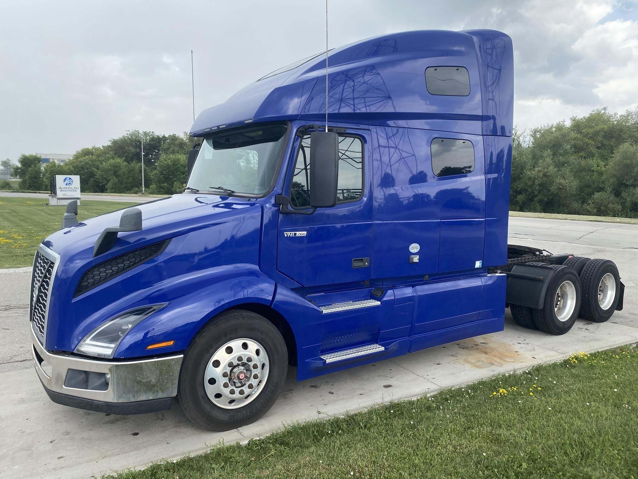 2020 VOLVO VNL64T760 in Oak Creek, WI