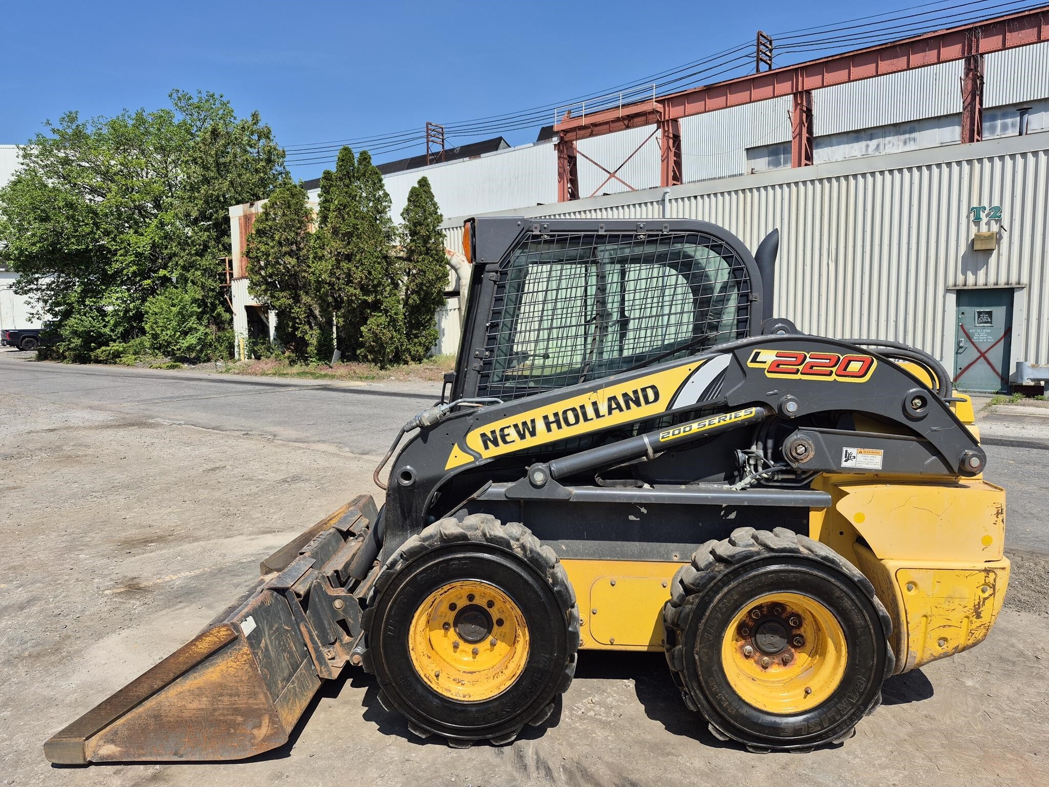 NEW HOLLAND L220 in Essington, PA