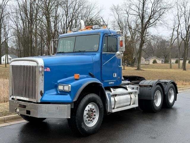 1999 FREIGHTLINER COLUMBIA in Lansing, MI